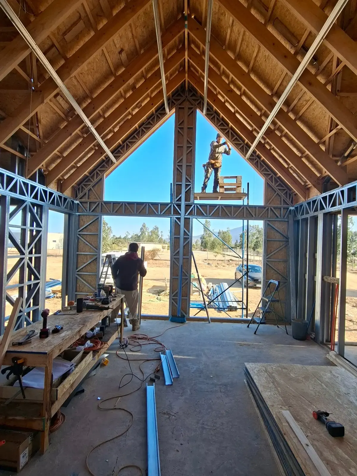 Interior de Nordic Home en etapa de estructura: perfiles de acero galvanizado y frontón abierto