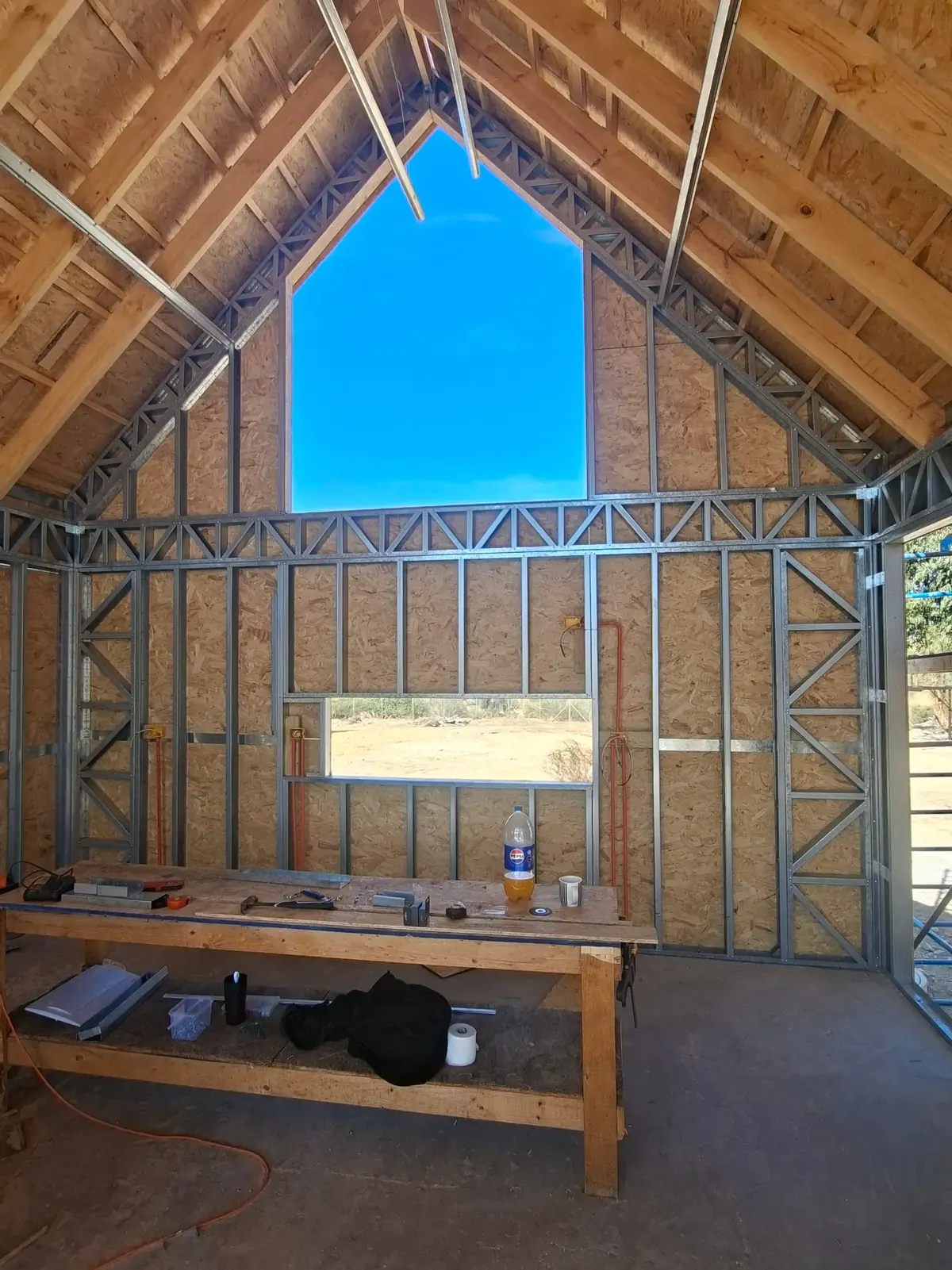Interior de Nordic Home con las cañerías de agua potable instaladas en los tabiques antes de cerrarlos