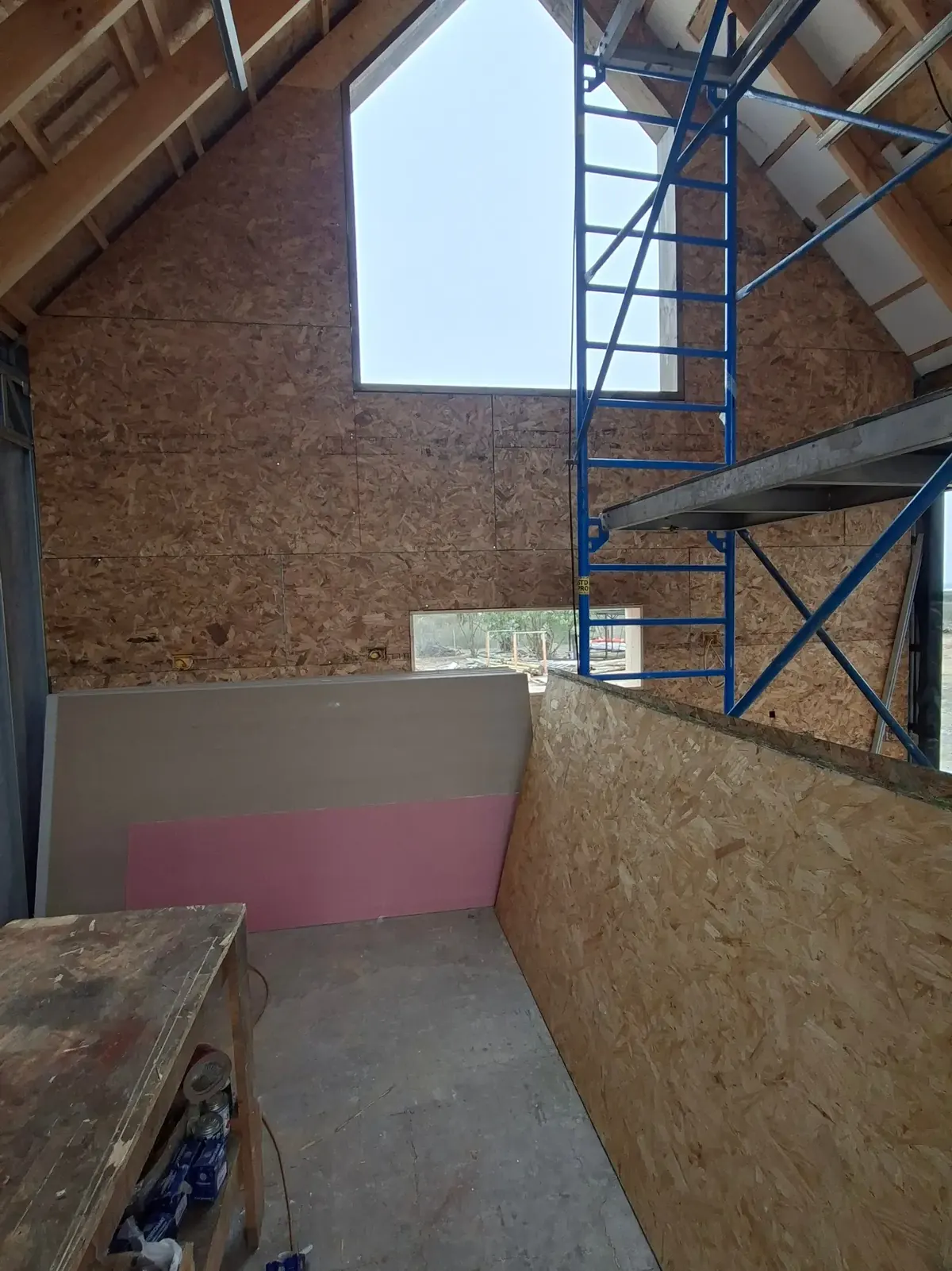 Muros de Nordic Home con placas de OSB y paneles de aislación térmica instalados