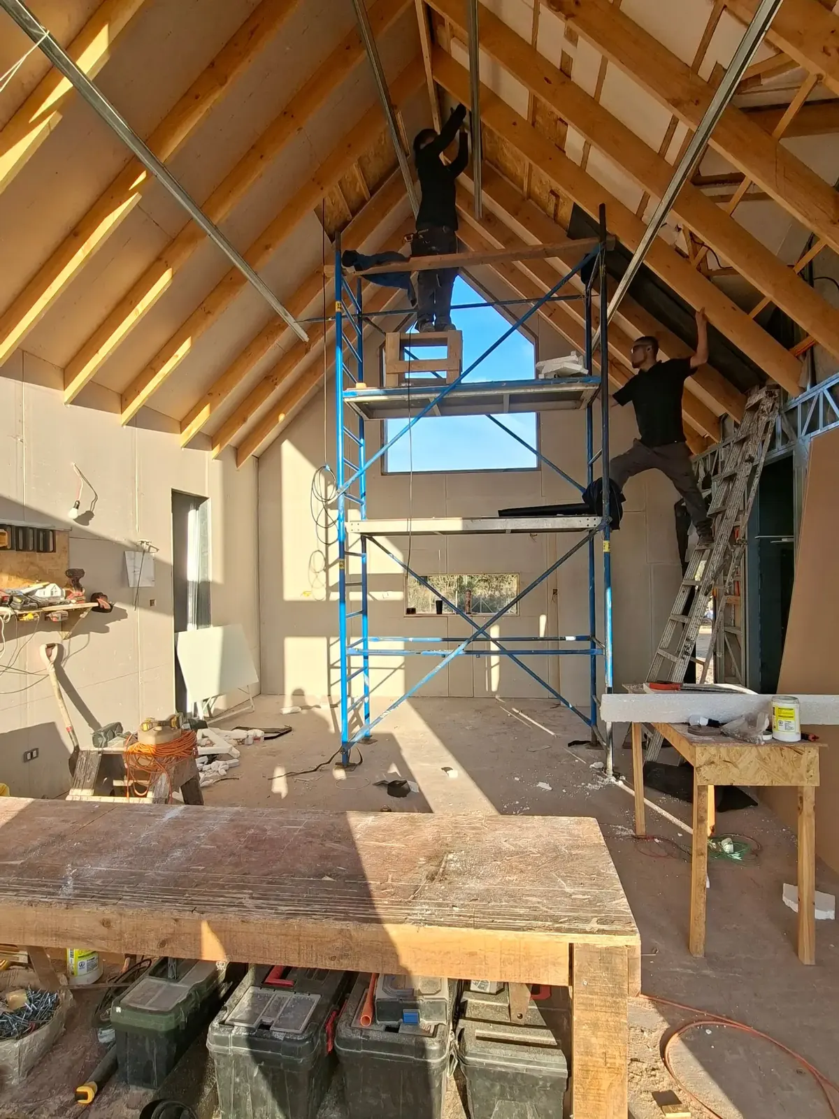Interior de Nordic Home con el revestimiento de placas en muros y cielo en proceso