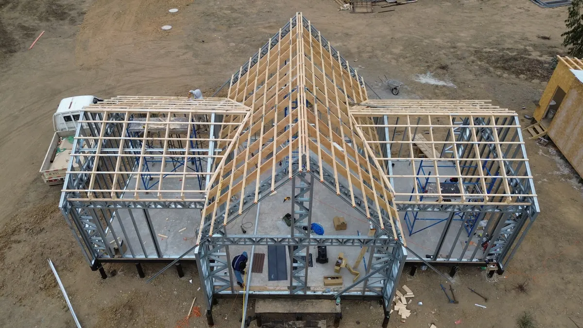 Vista aérea con dron de la estructura de acero galvanizado de una casa en obra en Zapallar