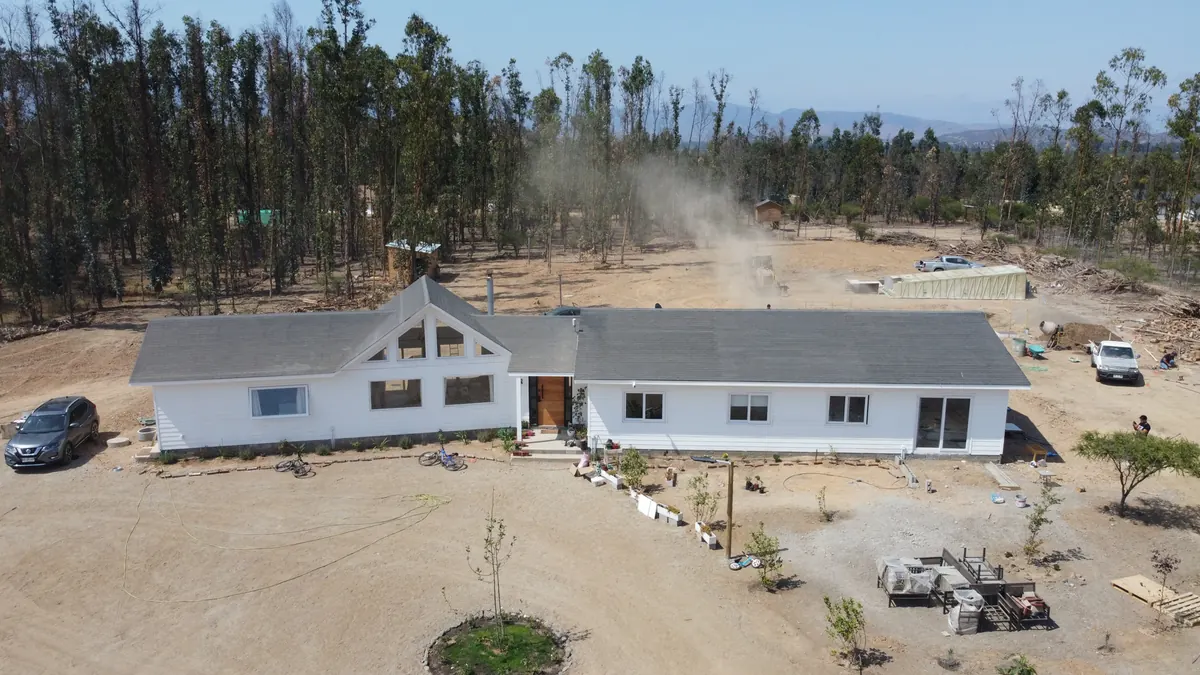 Vista aérea de una casa terminada por Constructora Uteau en La Foresta de Zapallar