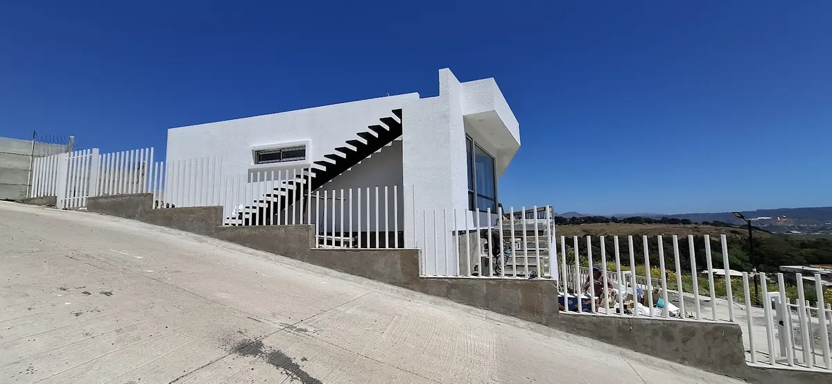 Casa Mantagua desde la calle, con el mar al fondo