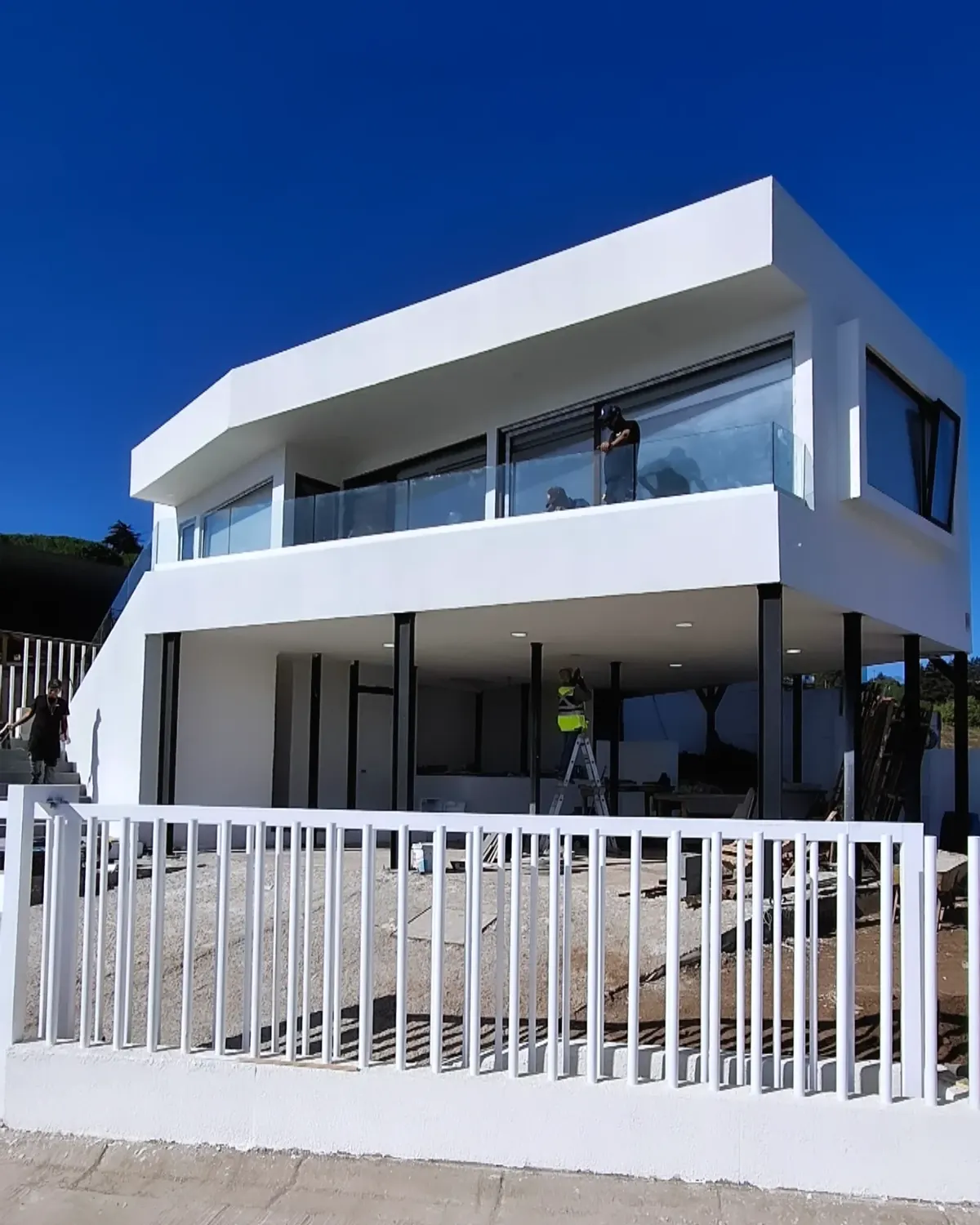 Casa Mantagua vista desde abajo, con el segundo piso en voladizo sobre la terraza