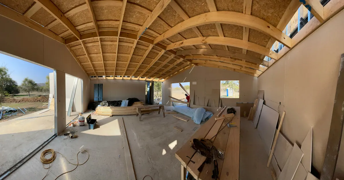 Interior de Casa Mediterráneo con cielo de madera en proceso