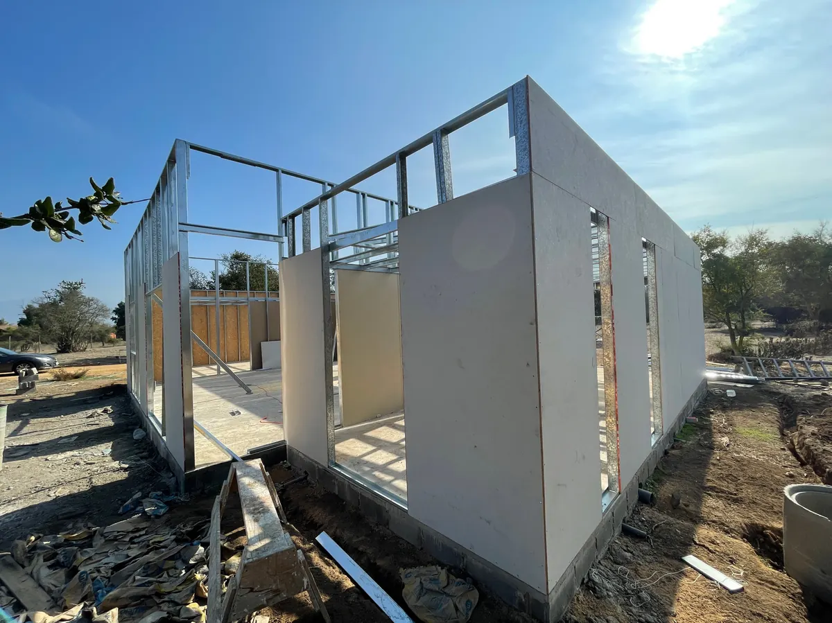 Estructura de Casa Mediterráneo con placas exteriores en proceso de montaje