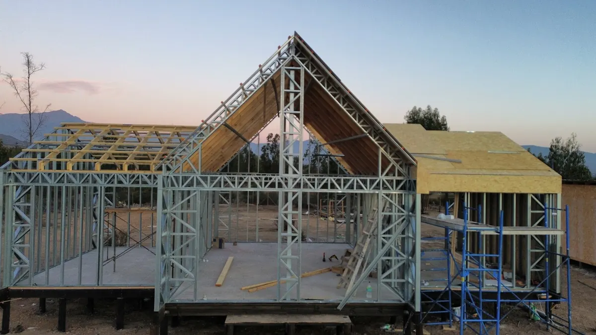 Estructura de acero galvanizado de Nordic Home al atardecer, con el frontón a dos aguas