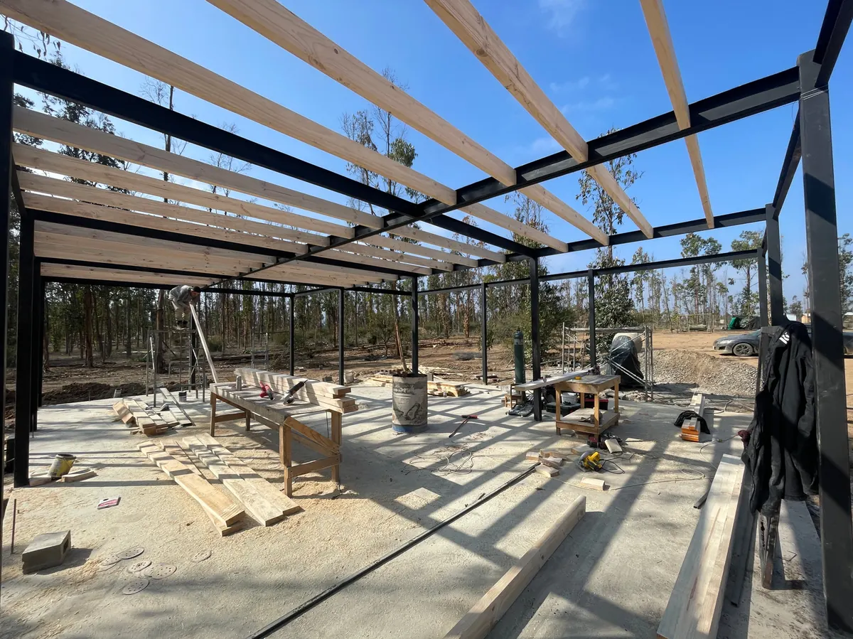 Estructura metálica y vigas de madera del quincho modular durante la obra