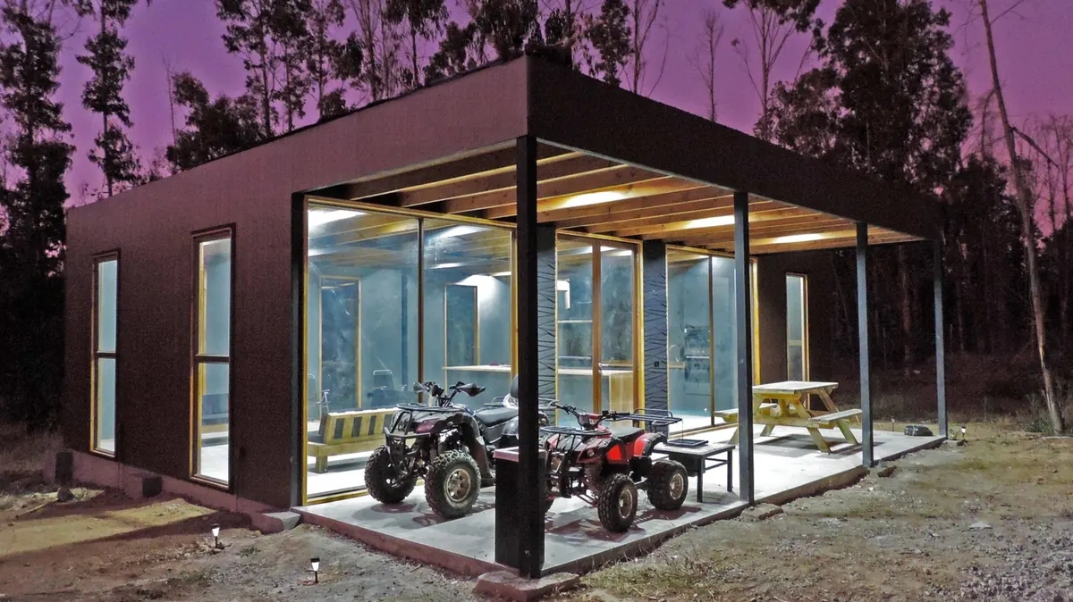Quincho modular de 100 m² con terraza, estructura de acero y revestimiento de fibrocemento