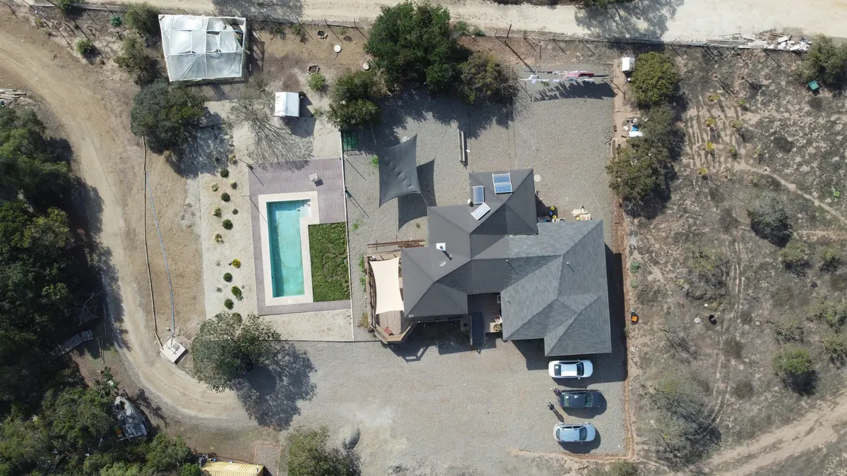 Vista aérea de una parcela con casa y piscina en Zapallar