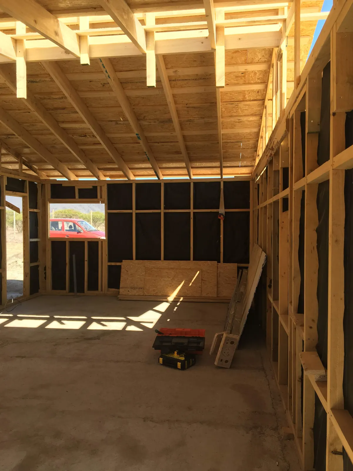 Cielo de vigas de madera de la Casa V-26 durante la obra
