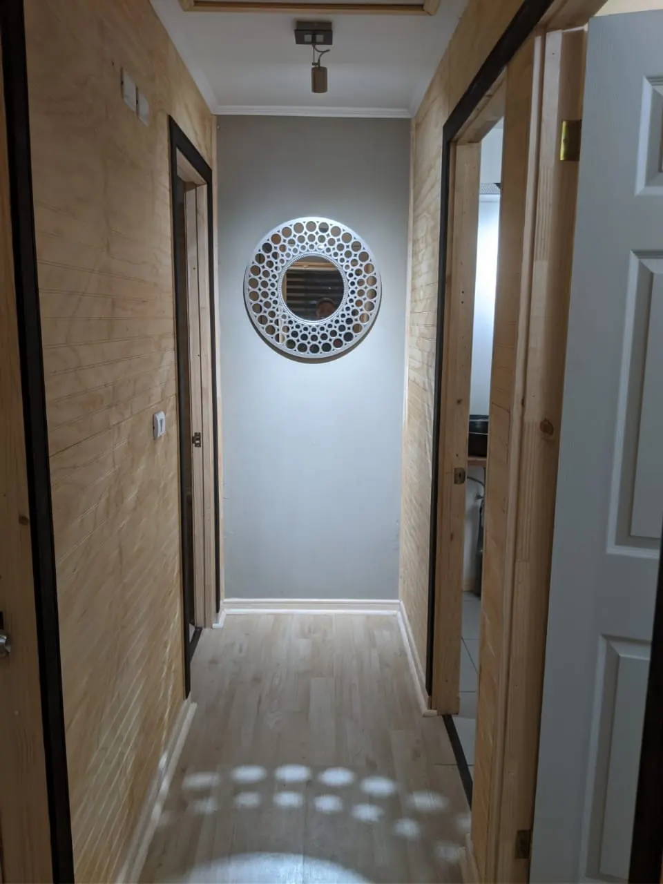 Pasillo terminado de la Casa V-26 con muros de madera